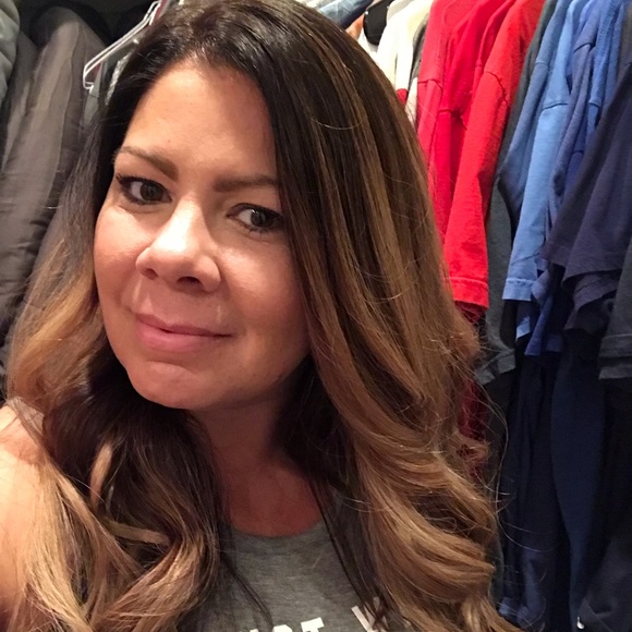 Profile Picture of Kristy Geeson (@ksbzmom) on Poshmark