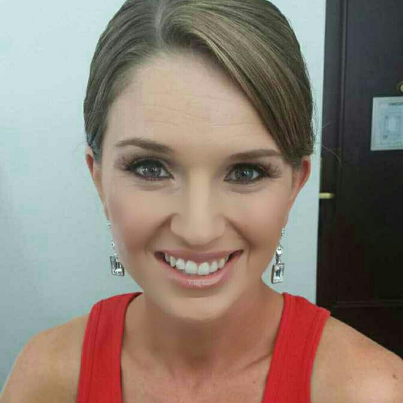 Profile Picture of Erin Schmidt (@e_donnelson) on Poshmark