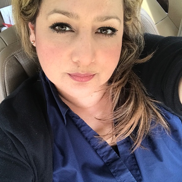 Profile Picture of Eliana Rubilar (@rubilareli) on Poshmark