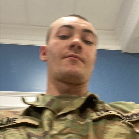 Profile Picture of Aaron Cline (@aaroncline) on Poshmark