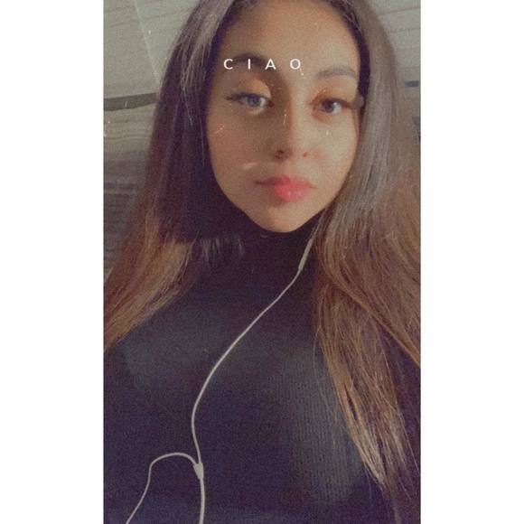 Profile Picture of Iris Valencia (@irisvalencia_) on Poshmark