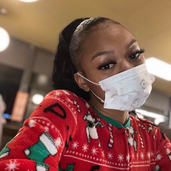 Simone Green - Poshmark Profile Picture of Simone Green (@greensimone063) on Poshmark