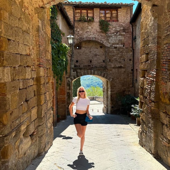 Julia Penfield - Poshmark Profile Picture of Julia Penfield (@ju1iapenf) on Poshmark