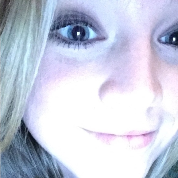 Profile Picture of Andrea Yarbrough (@andreamkidd) on Poshmark