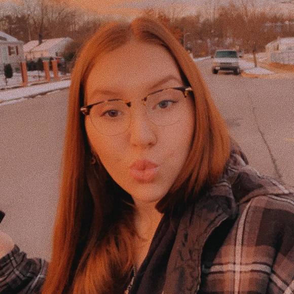 Profile Picture of Hallie Klecka (@httpxhallie) on Poshmark