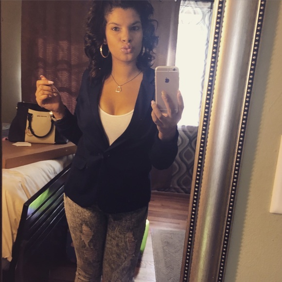 Profile Picture of Jessenia Levy (@jessenia824) on Poshmark
