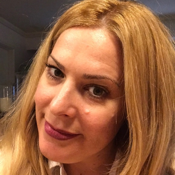 Profile Picture of Leila Parizi (@leilaannpar) on Poshmark