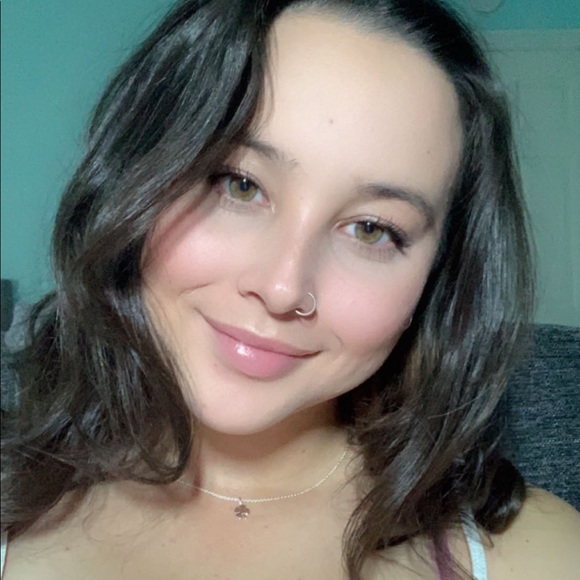 Profile Picture of Madison Baduria (@m_baduria) on Poshmark