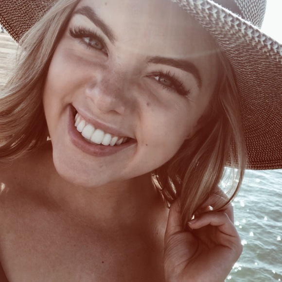 Profile Picture of Kalla Shewchuk (@kallashewchuk) on Poshmark