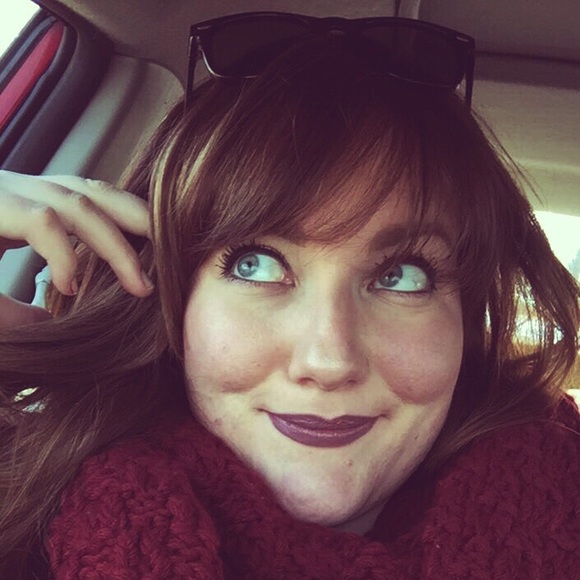 Profile Picture of Jillian Turner (@jillyraesfits) on Poshmark