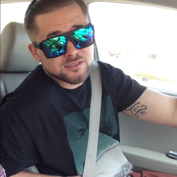 Profile Picture of James Hinds (@jchinds) on Poshmark