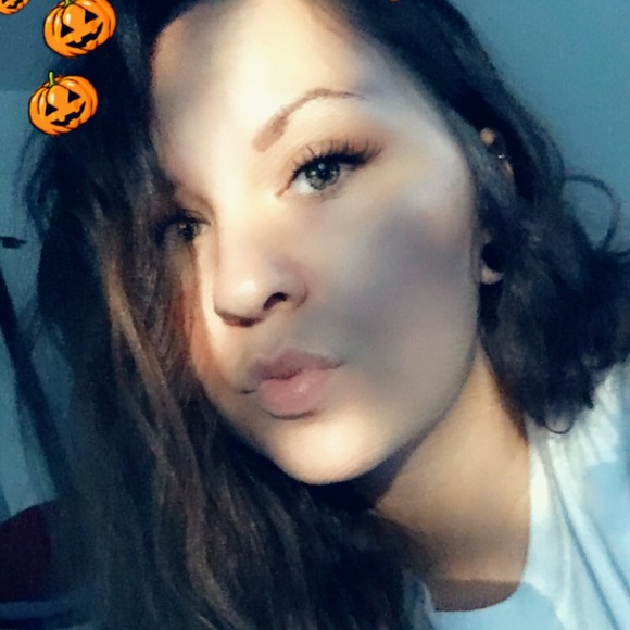 Profile Picture of Amanda Drumm (@a_drumm) on Poshmark