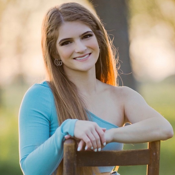 Profile Picture of Tiffany Halphen (@tiffhalp) on Poshmark