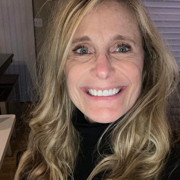 Profile Picture of Angela Curcio huggett (@acurcio1068) on Poshmark