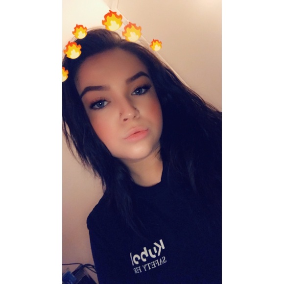 Profile Picture of Taylor Mize (@blancobarbiex) on Poshmark
