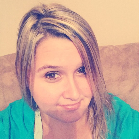 Profile Picture of Monique Zeringue (@moniquelynn31) on Poshmark