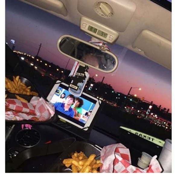 Profile Picture of Jordan Morrey (@jordyz494) on Poshmark