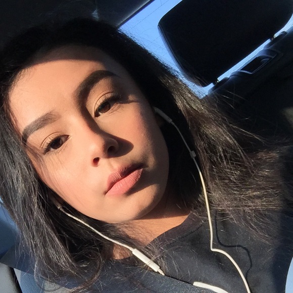 Profile Picture of Michelle Rosendale (@mrosendale) on Poshmark