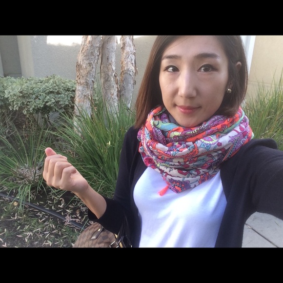 Profile Picture of Yunhee Kim (@tinyuni) on Poshmark