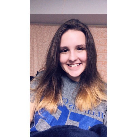 Profile Picture of Carlie Ryner (@cadary752) on Poshmark