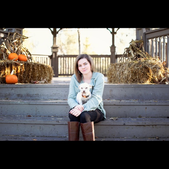 Profile Picture of Olivia Britting (@oliviajb8899) on Poshmark