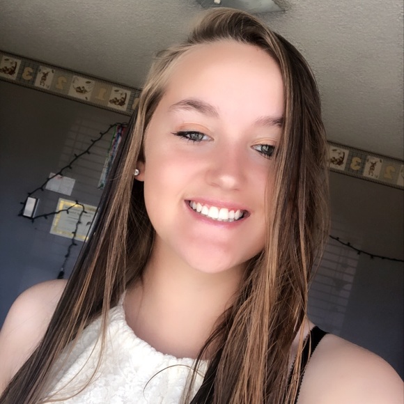 Profile Picture of Miranda Stilwell (@miranda_mae21) on Poshmark