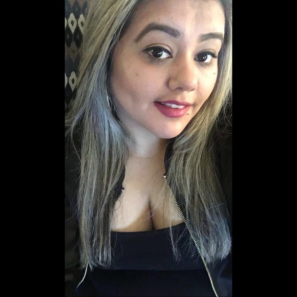 Profile Picture of Mayra Flores (@22mjf445) on Poshmark