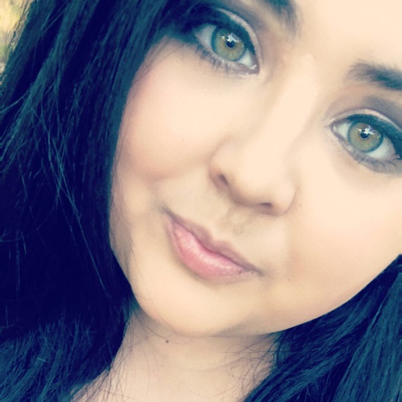 Profile Picture of Kelsey Hefner (@kelsey_hefner) on Poshmark