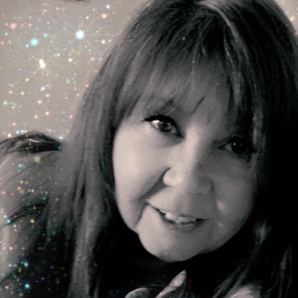 Profile Picture of Janet Stephens (@janetstuff) on Poshmark