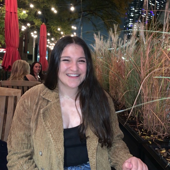 Profile Picture of Nicole Abato (@nicabato) on Poshmark