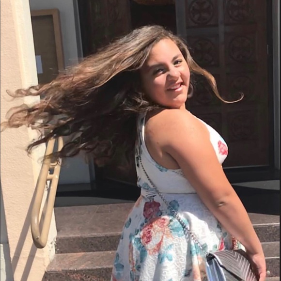 Maria Antonious - Poshmark Profile Picture of Maria Antonious (@maria_coffe5) on Poshmark