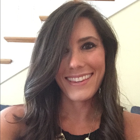 Profile Picture of Ashley Manoogian (@amanoogi14) on Poshmark