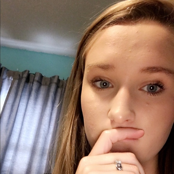 Profile Picture of Hannah Scheiber (@hscheiber1703) on Poshmark