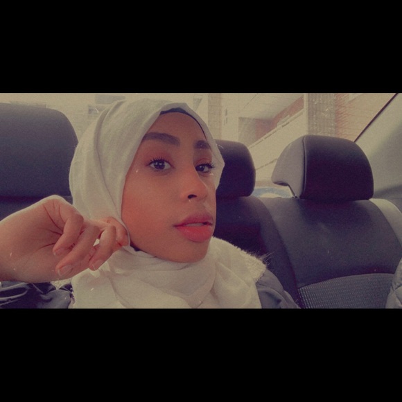 Profile Picture of Razaan Eltom (@rozza_m14) on Poshmark