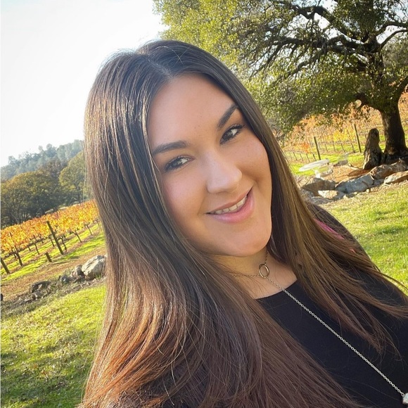 Profile Picture of Carly Miles (@carlyscloset_07) on Poshmark