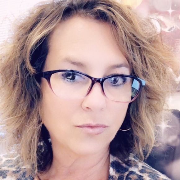 Profile Picture of Kathie Edwards (@katedw13) on Poshmark