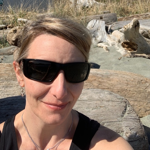 Profile Picture of Jodi Reid (@jojosclosets13) on Poshmark