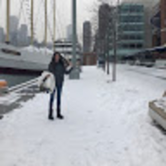 Profile Picture of Eman Pozzoli (@hollanramo) on Poshmark