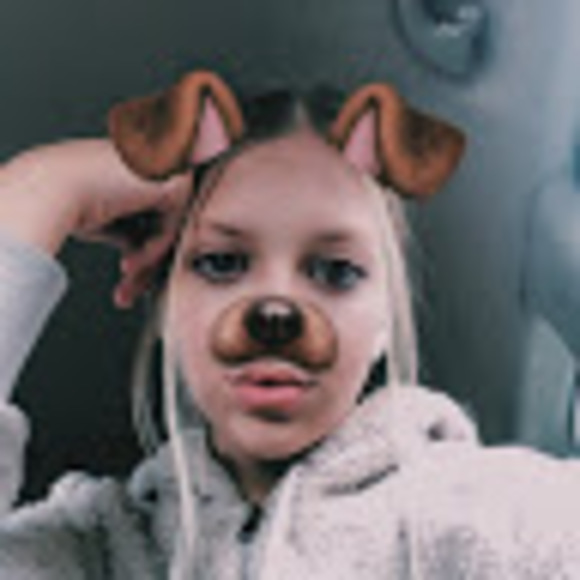 Profile Picture of Savana Brownell (@savanabrownell) on Poshmark