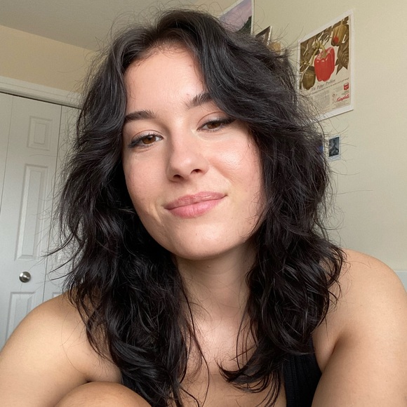 Profile Picture of Elisa Stoicoiu (@eistoicoiu) on Poshmark