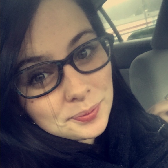 Profile Picture of Kaitlyn Neighbours (@kaityliz12) on Poshmark