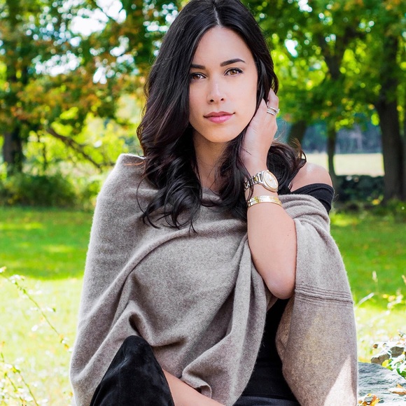 Profile Picture of Nadia Silva (@nadia008) on Poshmark