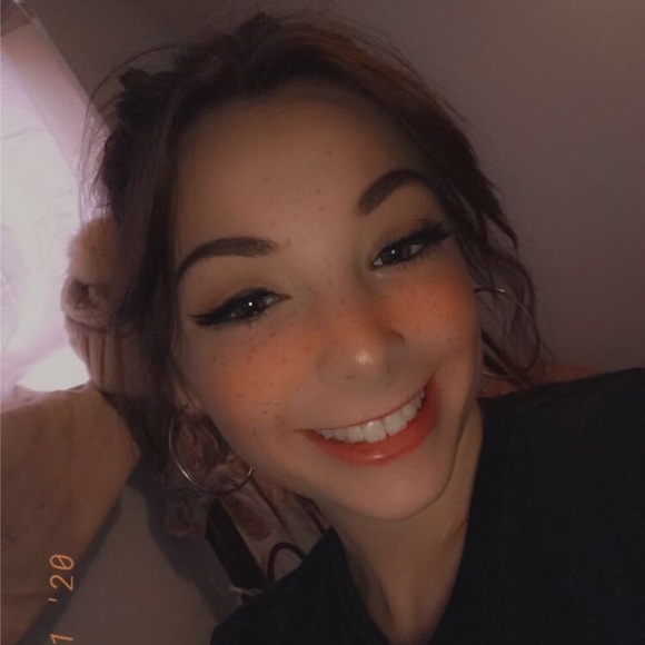 Profile Picture of Sophia Salveta (@sophiasalveta) on Poshmark