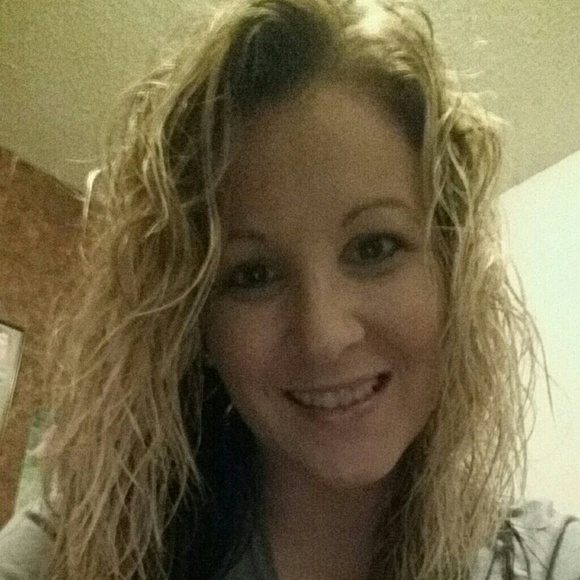 Profile Picture of Amy Kyle (@amy_jo_e) on Poshmark
