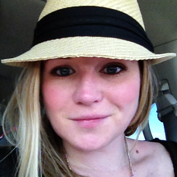 Profile Picture of Raechel Terry (@roxy106) on Poshmark