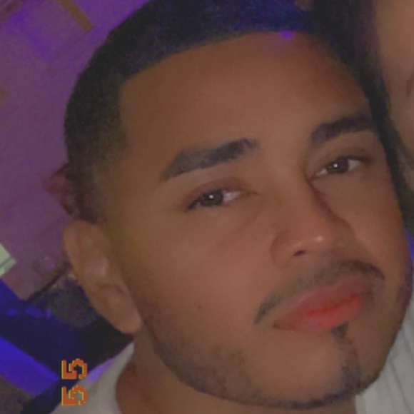 Profile Picture of Aaron Poole (@aaronpoole21) on Poshmark