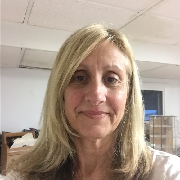 Profile Picture of Dayna Thompson (@daynathompson40) on Poshmark