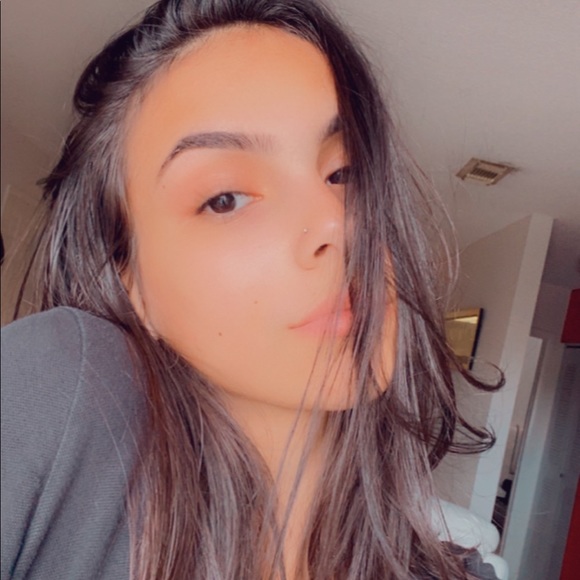 Profile Picture of Adriana Leon (@adrianitaahhh) on Poshmark