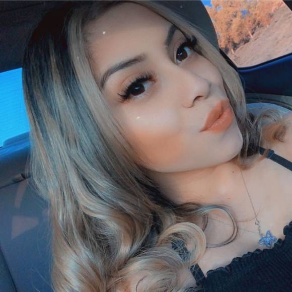 Profile Picture of Fabiola Zapata (@fabiolaa10) on Poshmark