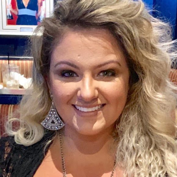 Profile Picture of Erika Aquino (@geracao19844) on Poshmark